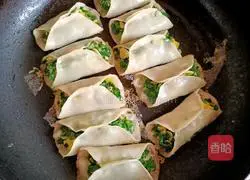 Illustration of how to make leek, shrimp skin and egg pot stickers 17