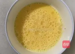 Illustration of how to make seaweed and egg drop soup 1