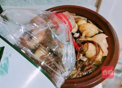 Illustration of how to make fresh taro, snail slices, black beans, gorgon seeds, Polygonatum odoratum, tea tree mushrooms and hen soup 10