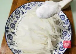 Illustration of how to mix shallots with shredded radish 2