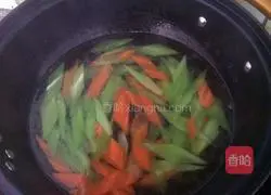 Illustration of how to make fried sausage and lettuce 3