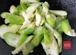 Illustration of how to make loofah and egg soup 5