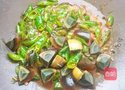 Illustration of how to make fried preserved eggs with pepper 10