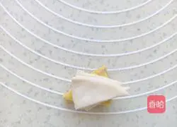 Illustration of how to make two-color flower rolls 9