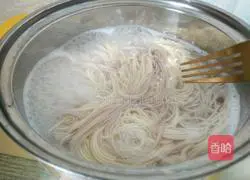 Illustration of how to make oatmeal and green pepper sauce noodles 5