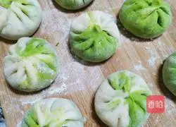 Illustration of how to make two-color mushroom and fresh meat buns 10