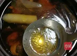 Illustration of how to make pine mushroom and Yao chicken soup 8