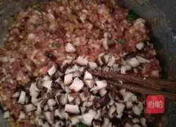 Illustration of how to make pork buns with vegetables and mushrooms 8