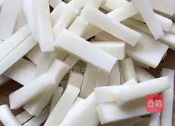 Illustration of how to make pickled vegetable rice cake soup 3