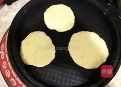 Illustration of how to make banana, dragon fruit and black sesame waffles 4