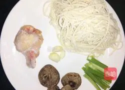 Illustration of how to make mushroom and shredded chicken noodles 1