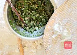 Illustration of how to make dumplings stuffed with chives and sour soup 2