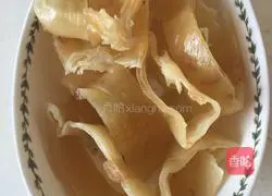 Illustration of how to cook chicken soup with fish maw 3