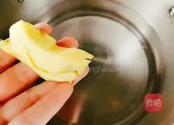 Illustration of how to make lily barley, white fungus and chicken soup 5