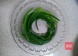 Illustration of how to make cold garlic moss by hand 3