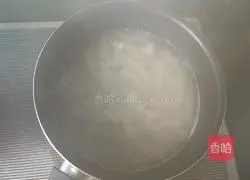 Illustration of how to make tomato sauce spiral pasta 3