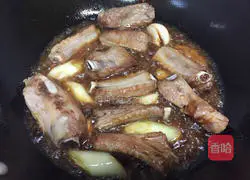 Illustration of how to make braised pork ribs and beans with noodles 8