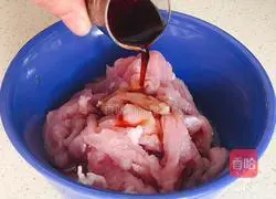 Illustration of how to make toon shredded pork noodles 3