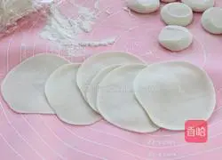 Illustration of how to make pork and celery fried dumplings 7