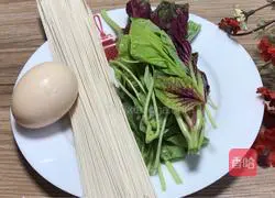 Illustration of how to make amaranth and egg noodle soup 1