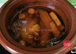 Illustration of how to make bamboo fungus, lotus seed, lily, chestnut chicken soup 9