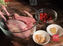 Illustration of how to stew squab with red dates and American ginseng 1