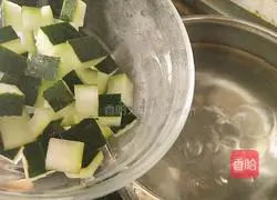 Illustration of how to make banana, apple and winter melon peel 3