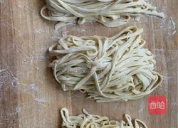 Illustrations of how to make hand-made noodles at home 20