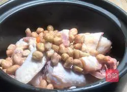 Illustration of how to make peanut chicken soup 4