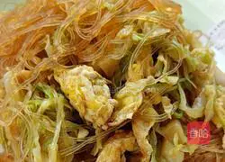 Illustration of how to stir-fry vermicelli with cabbage 11