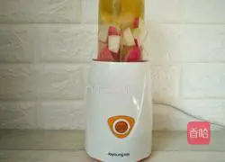 Illustration of how to make carambola and apple honey juice 6