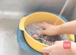 Illustration of how to make Golden Fish Maw Black-bone Chicken Soup 2