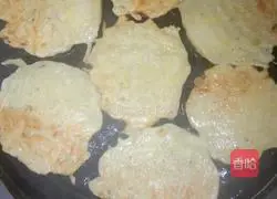 Illustration of how to make potato shredded pancakes 10