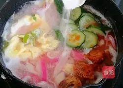 Illustration of how to make hot noodle soup 16