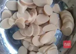 Illustration of how to make fried noodles with eggs and sausage 2