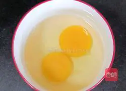 Illustration of how to make fried instant noodles with meatballs and sausages 5