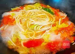 Illustration of how to make fresh vegetable and egg noodles 5