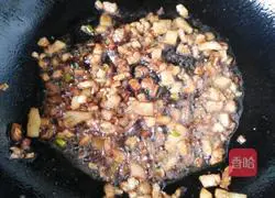 Illustration of hand-made noodles with shredded beans and pork 2