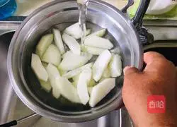 Winter Melon and Crucian Carp Soup Recipe Illustration 6