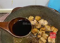 Illustration of how to make braised pork ribs with thick oil red sauce 6