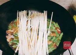 Illustration of making braised green beans noodles 4