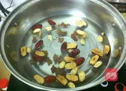 Illustration of making red dates, longan and astragalus tea 3