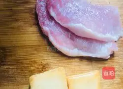 Illustration of how to make tomato shredded pork noodles 1