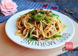 Illustration of how to make green pepper and shredded pork noodles 11