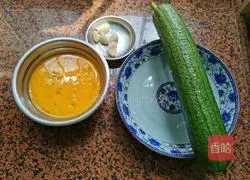 Illustration of how to make loofah and egg soup 1