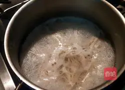 Illustration of how to make garlic sprouts fragrant noodle soup 3