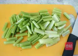 Illustration of how to make cold celery and shrimps 1