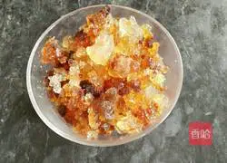 Illustration of how to make peach gum stewed with white fungus 3