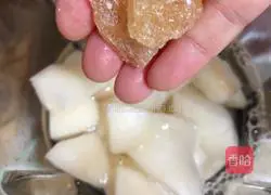 Illustration of how to make ginkgo lily pear juice 6