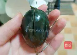 Illustration of how to cook preserved eggs with peppers (a Hunan hot girl dish)